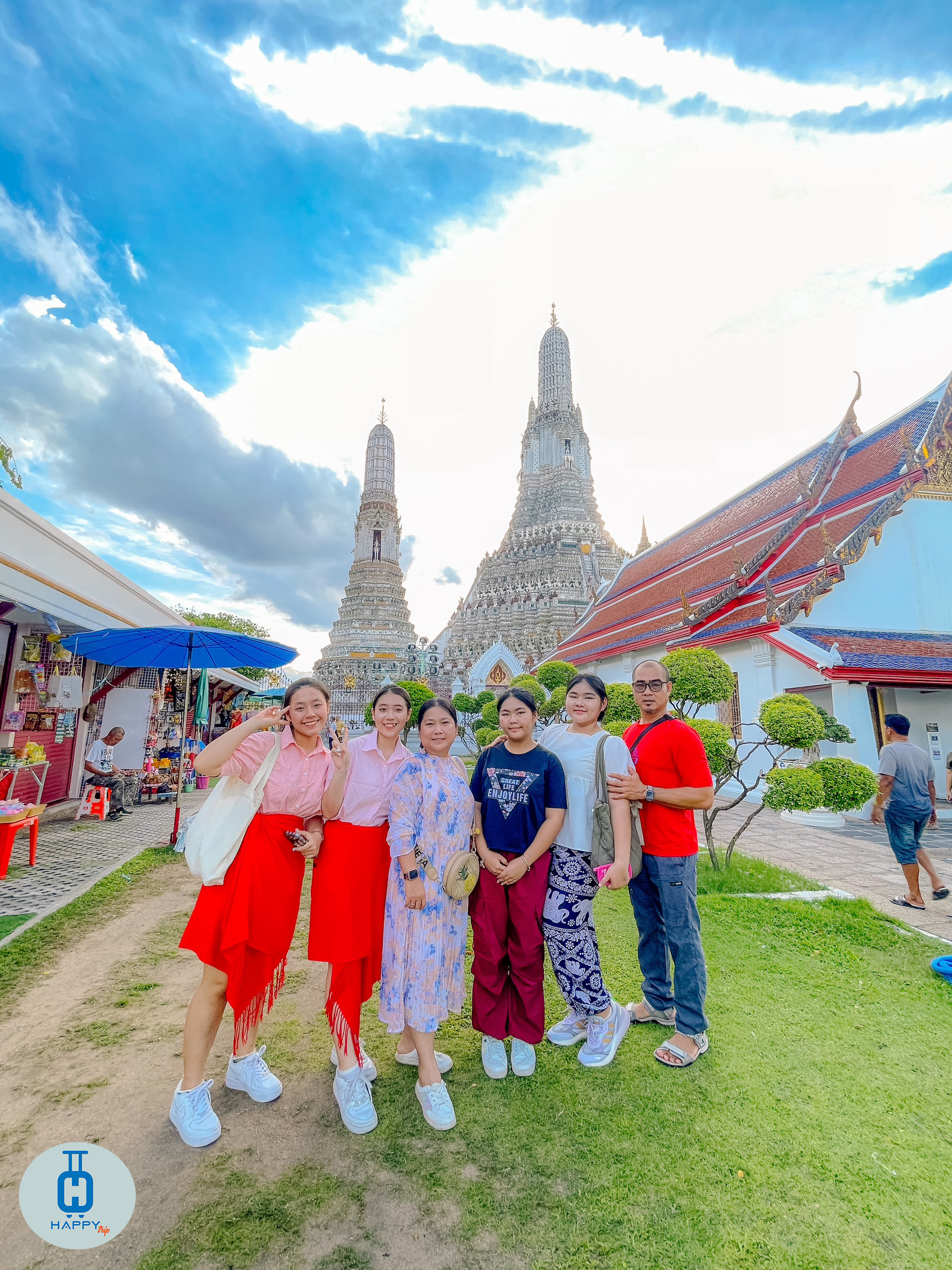 Toàn cảnh chùa Wat Arun bên bờ sông Chao Phraya